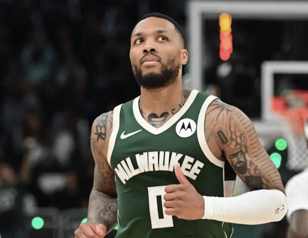 塔图姆重返赛场,比赛局势复杂首场状态出色,日本队观众沸腾! 塔图姆重返赛场,比赛局势复杂首场状态出色,日本队观众沸腾!